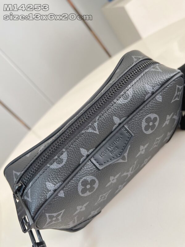 Louis Vuitton 	Trocadéro Wearable Wallet