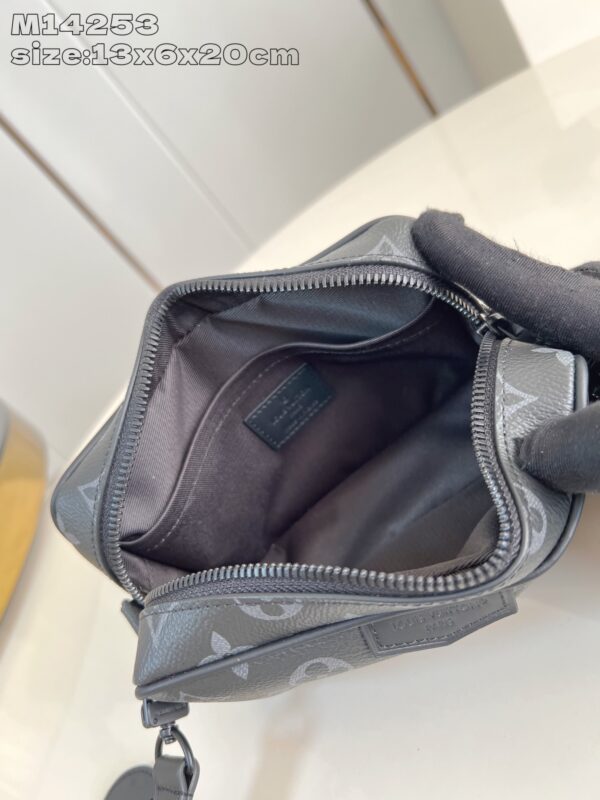 Louis Vuitton 	Trocadéro Wearable Wallet