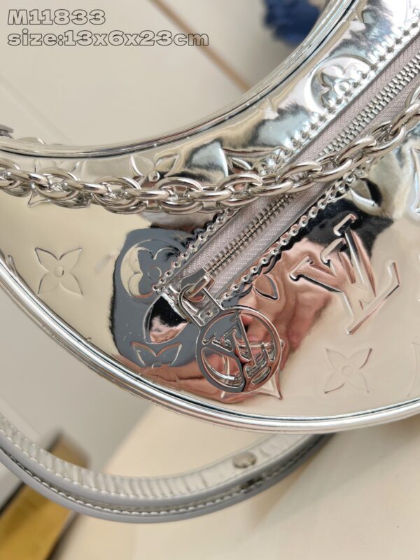 Louis Vuitton	Loop