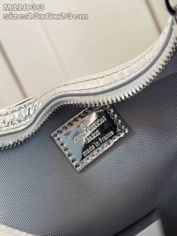 Louis Vuitton	Loop