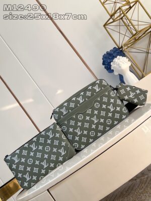 Louis Vuitton	Trio Messenger