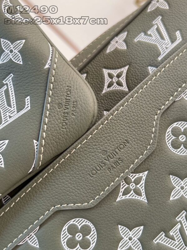 Louis Vuitton	Trio Messenger