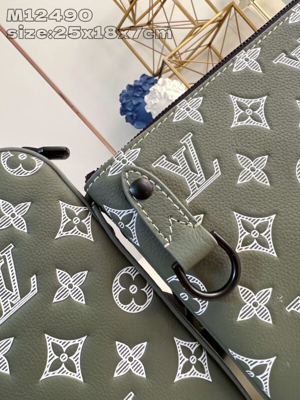 Louis Vuitton	Trio Messenger