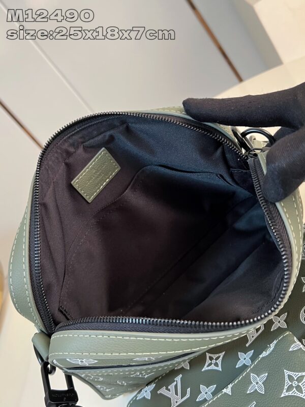 Louis Vuitton	Trio Messenger
