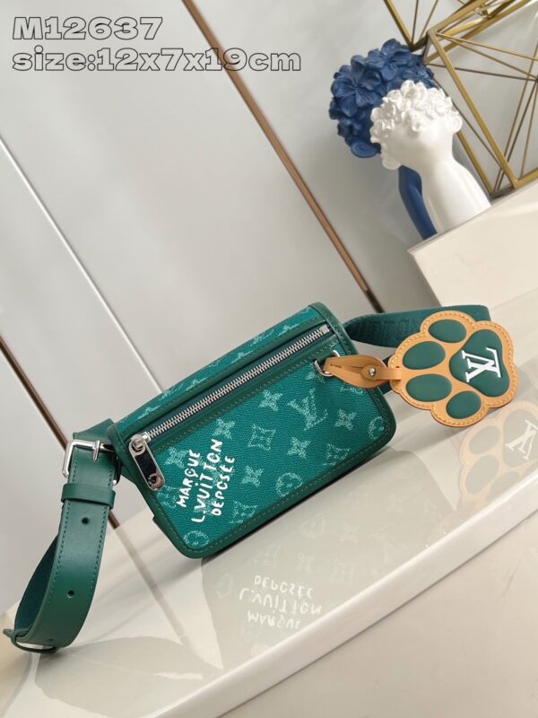 Louis Vuitton	Bosphore Wearable Wallet