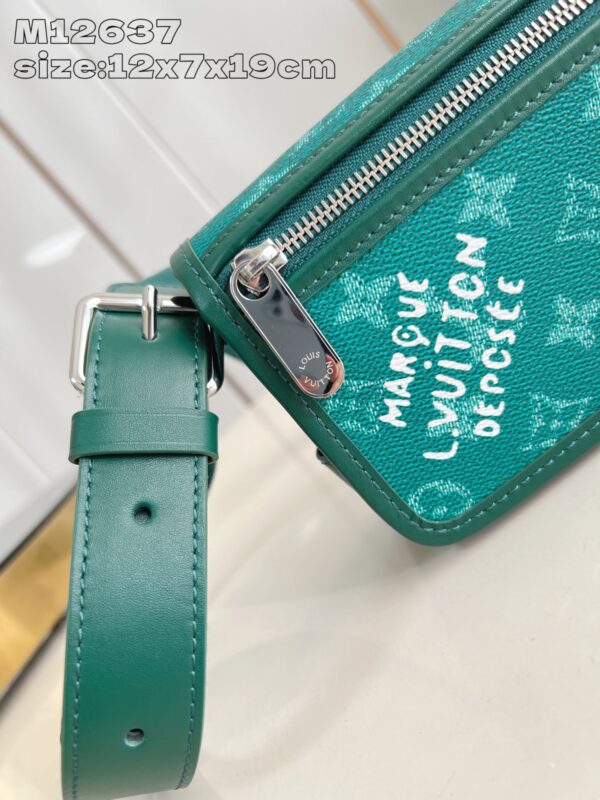 Louis Vuitton	Bosphore Wearable Wallet