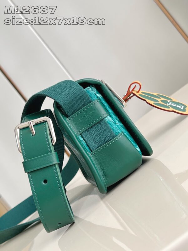 Louis Vuitton	Bosphore Wearable Wallet