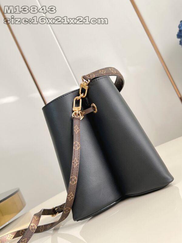 Louis Vuitton	Bloom PM