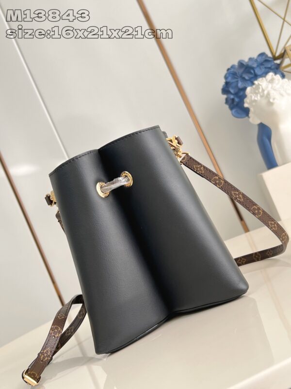 Louis Vuitton	Bloom PM