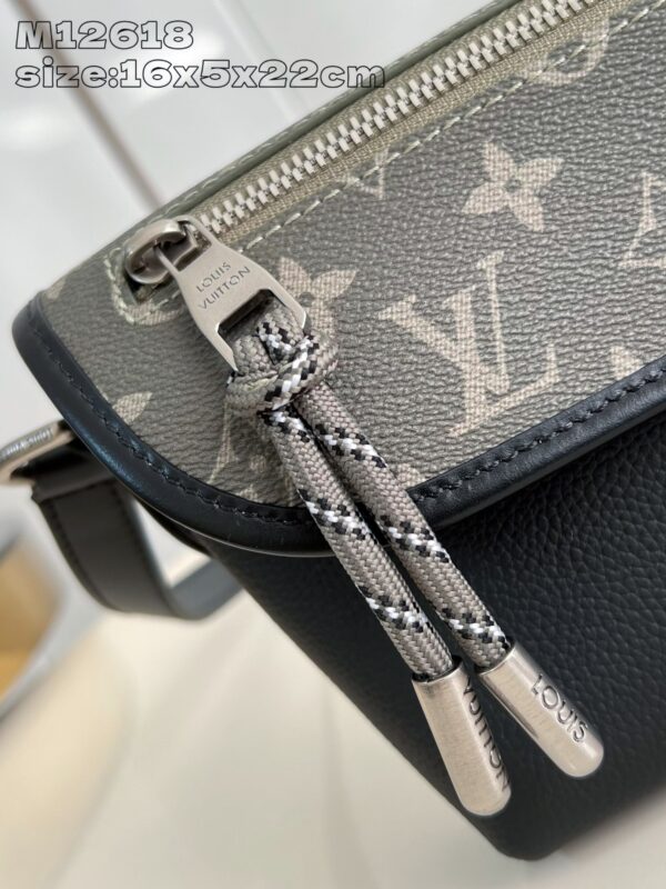 Louis Vuitton	Pulse Wearable Wallet