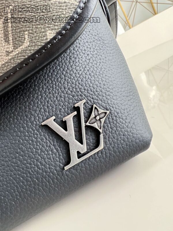 Louis Vuitton	Pulse Wearable Wallet