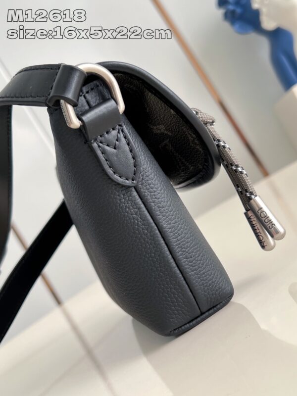 Louis Vuitton	Pulse Wearable Wallet