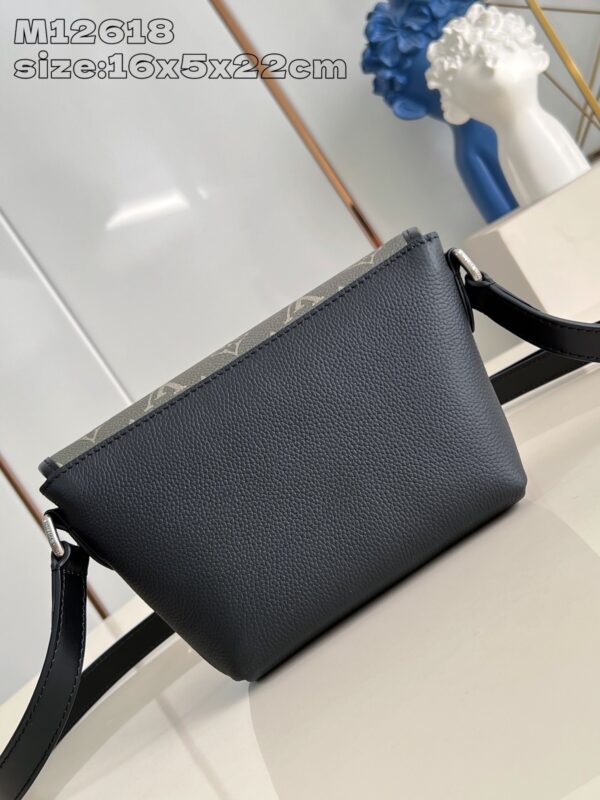 Louis Vuitton	Pulse Wearable Wallet