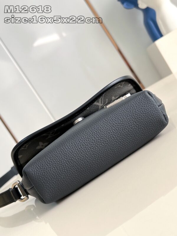 Louis Vuitton	Pulse Wearable Wallet
