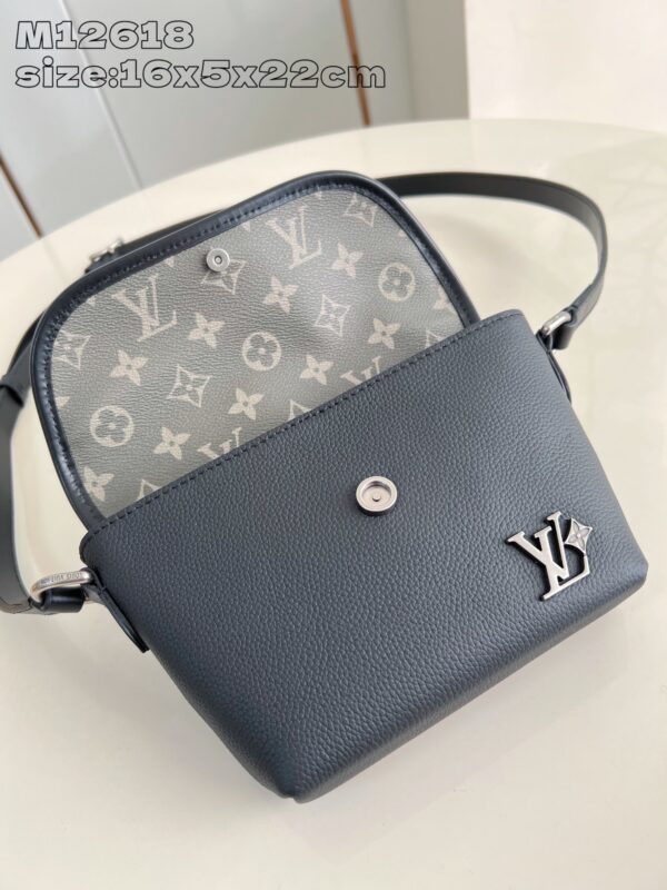 Louis Vuitton	Pulse Wearable Wallet