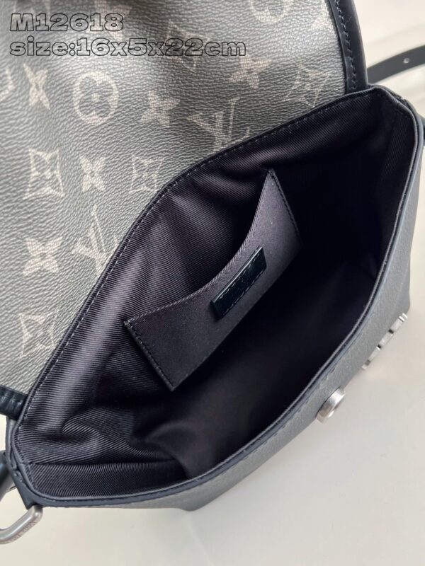 Louis Vuitton	Pulse Wearable Wallet