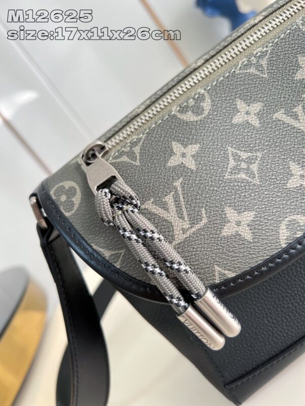 Louis Vuitton	Pulse Messenger