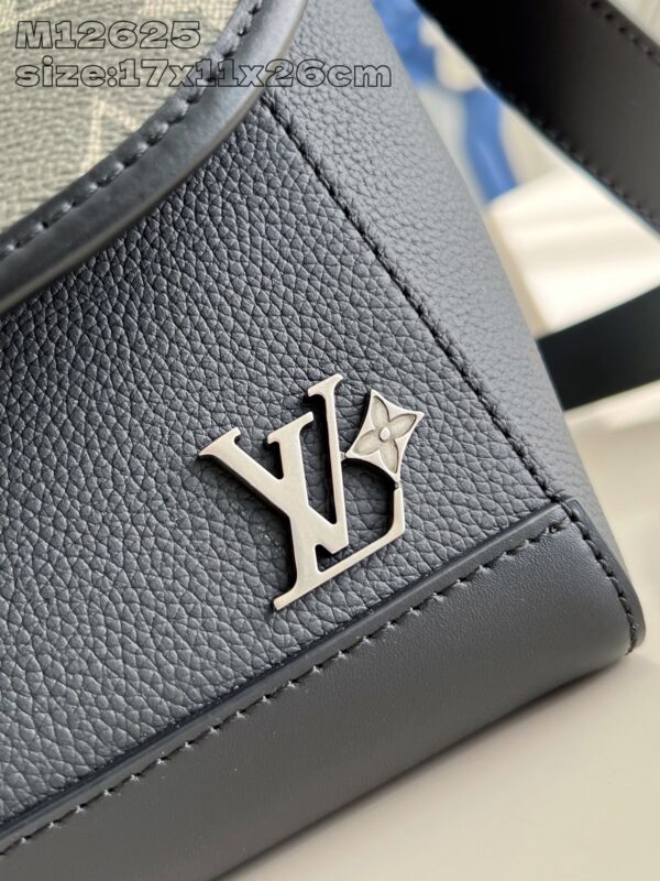 Louis Vuitton	Pulse Messenger