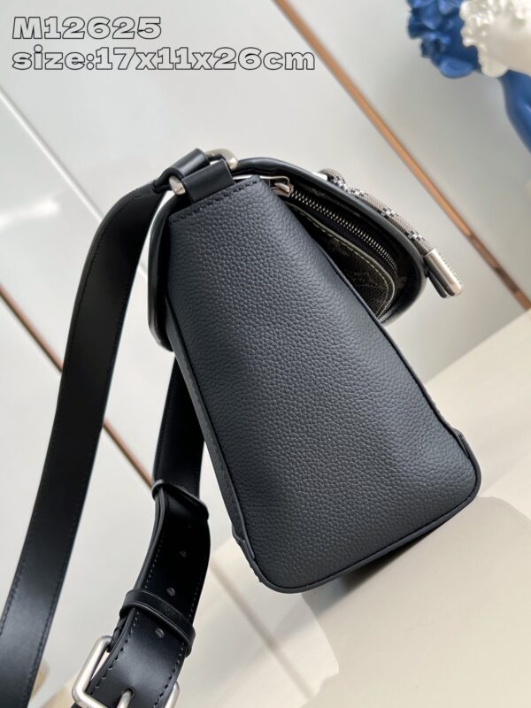 Louis Vuitton	Pulse Messenger