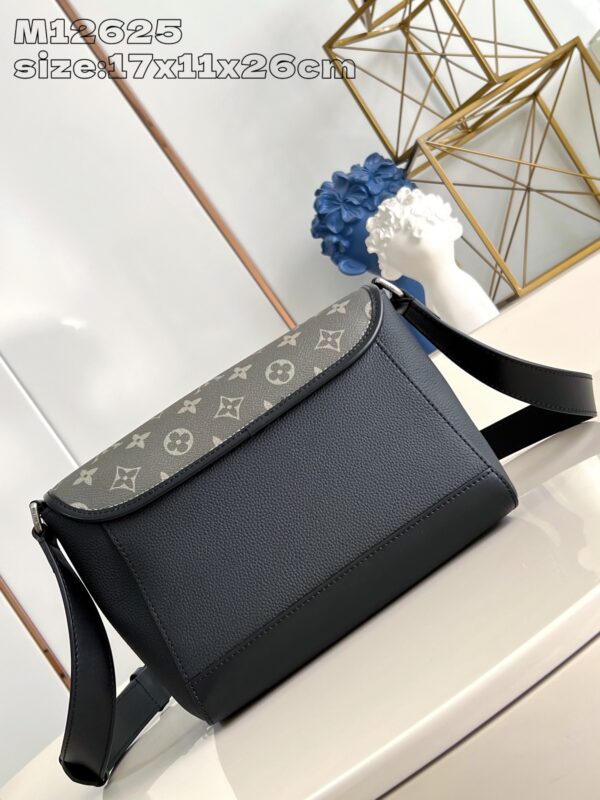 Louis Vuitton	Pulse Messenger