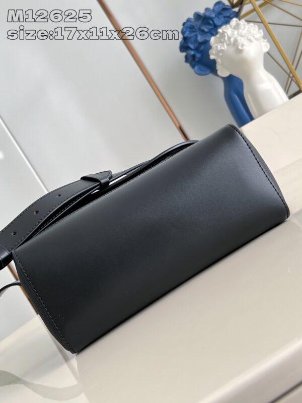 Louis Vuitton	Pulse Messenger