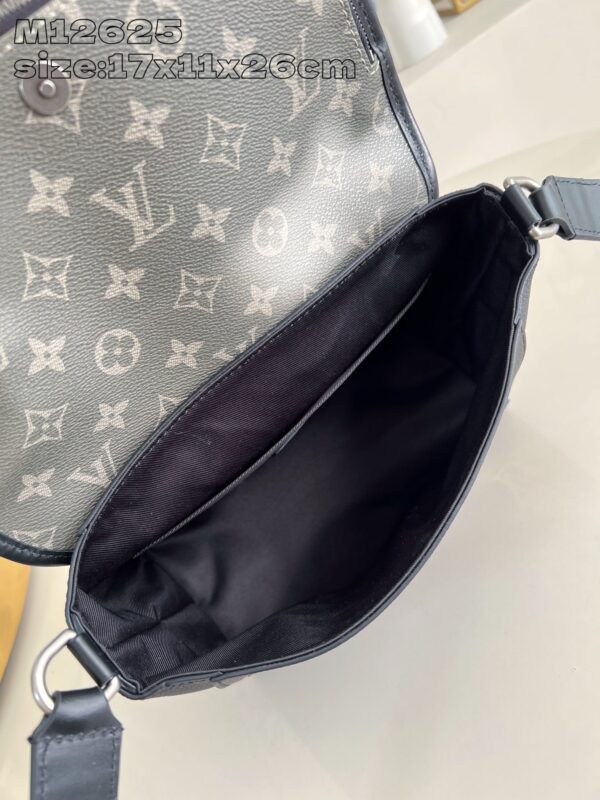 Louis Vuitton	Pulse Messenger