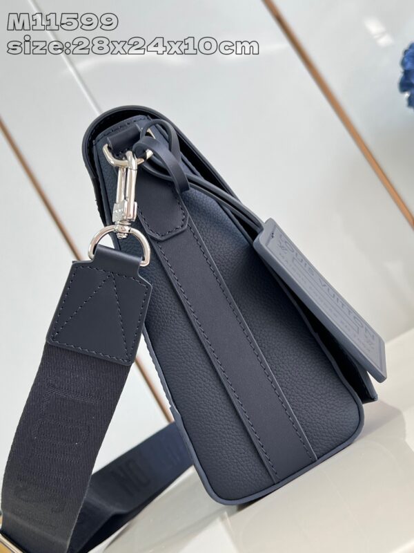 Louis Vuitton	Takeoff Messenger MM