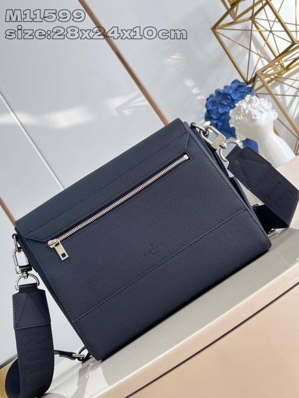 Louis Vuitton	Takeoff Messenger MM