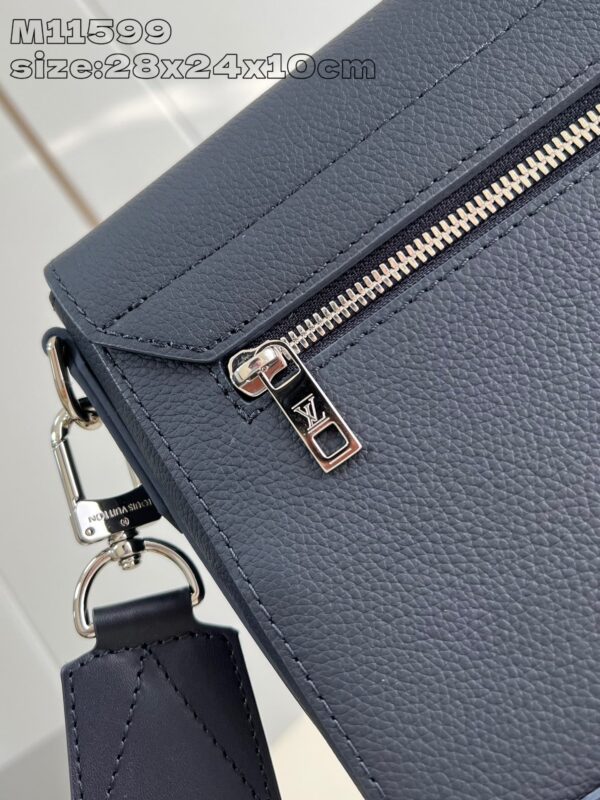 Louis Vuitton	Takeoff Messenger MM