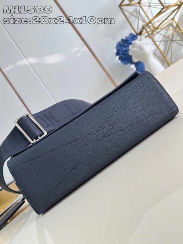 Louis Vuitton	Takeoff Messenger MM