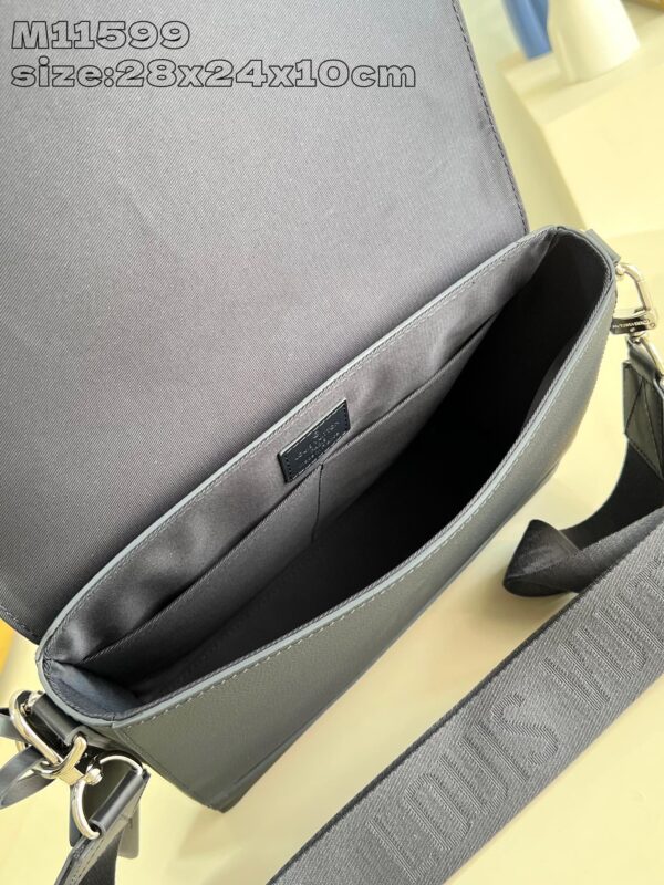 Louis Vuitton	Takeoff Messenger MM