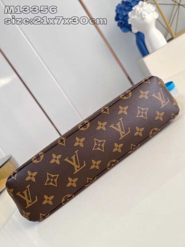Louis Vuitton	Pochette Voyage Souple