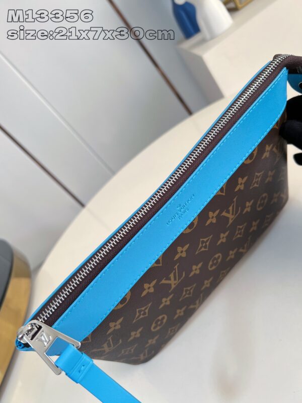 Louis Vuitton	Pochette Voyage Souple