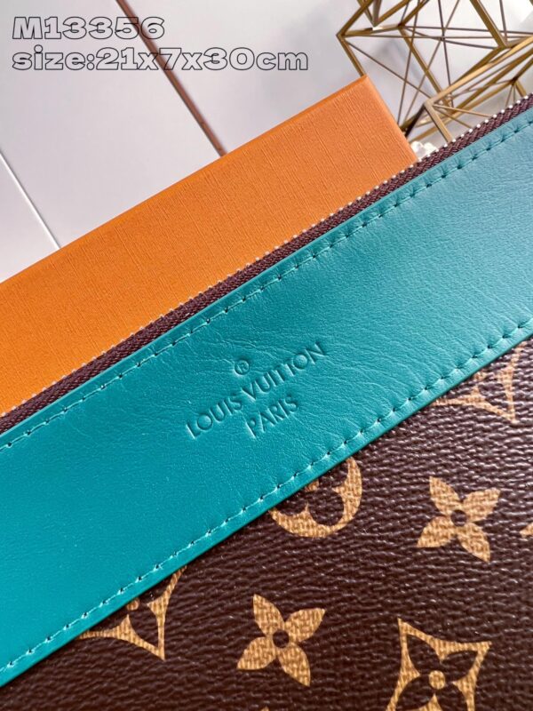 Louis Vuitton	Pochette Voyage Souple