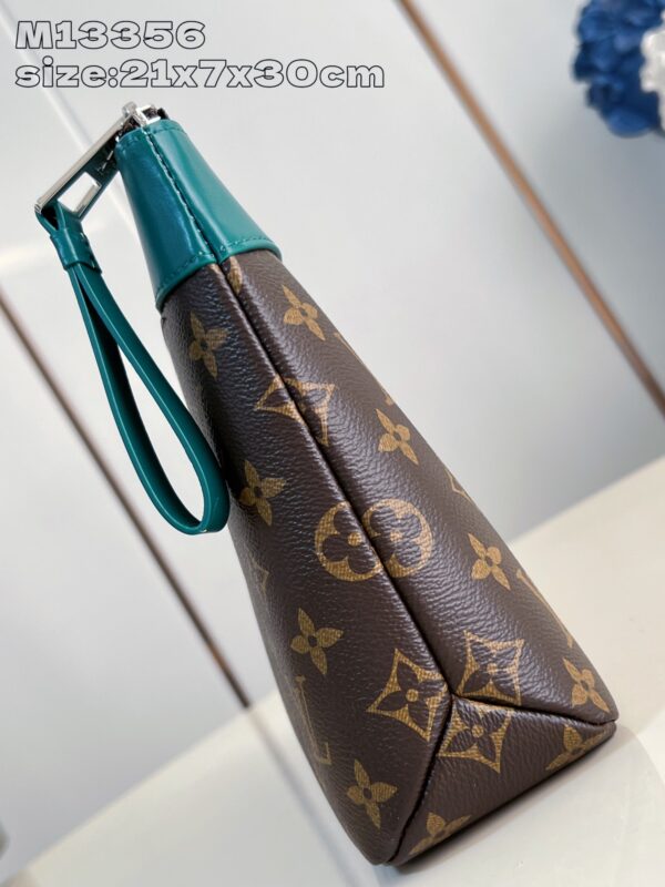 Louis Vuitton	Pochette Voyage Souple