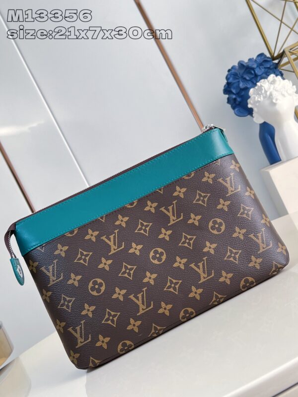 Louis Vuitton	Pochette Voyage Souple
