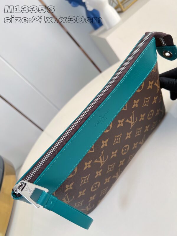Louis Vuitton	Pochette Voyage Souple
