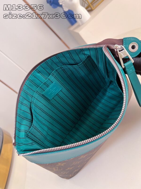 Louis Vuitton	Pochette Voyage Souple