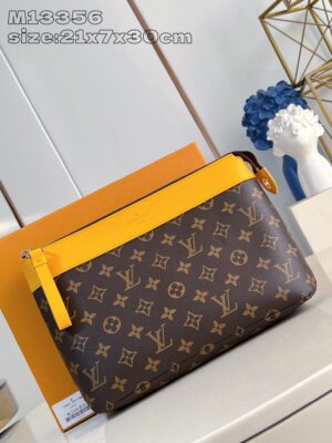 Louis Vuitton	Pochette Voyage Souple