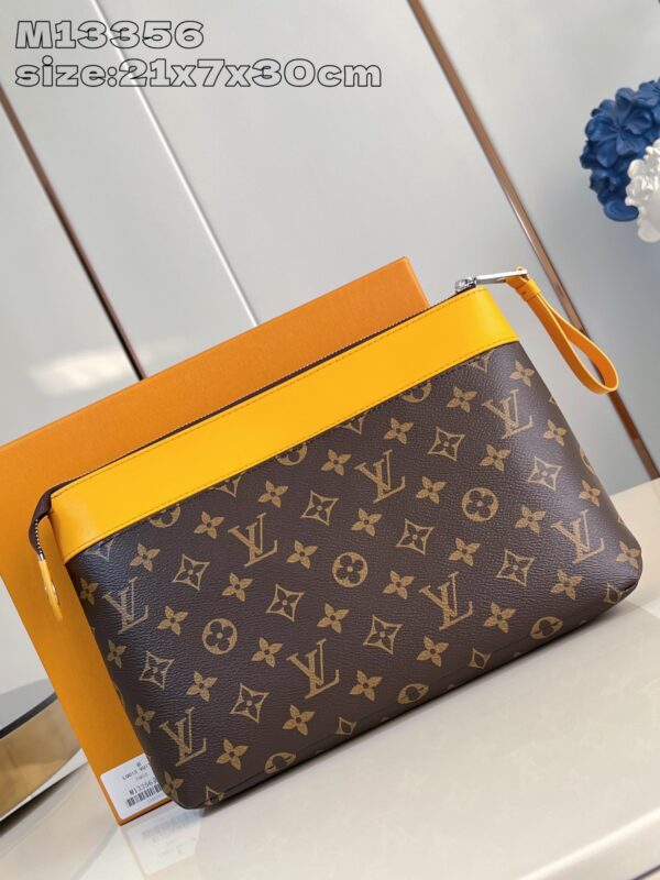 Louis Vuitton	Pochette Voyage Souple