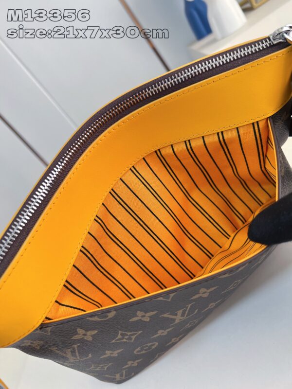 Louis Vuitton	Pochette Voyage Souple