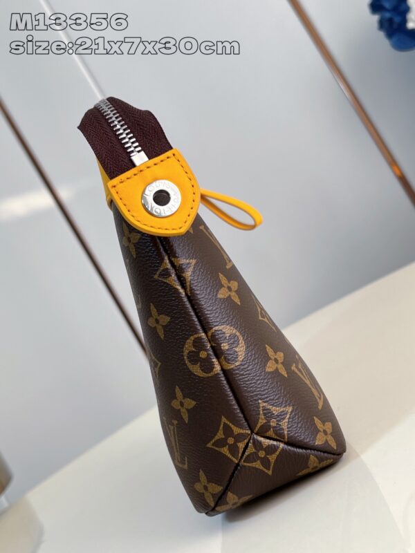 Louis Vuitton	Pochette Voyage Souple