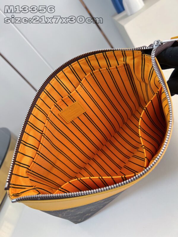Louis Vuitton	Pochette Voyage Souple