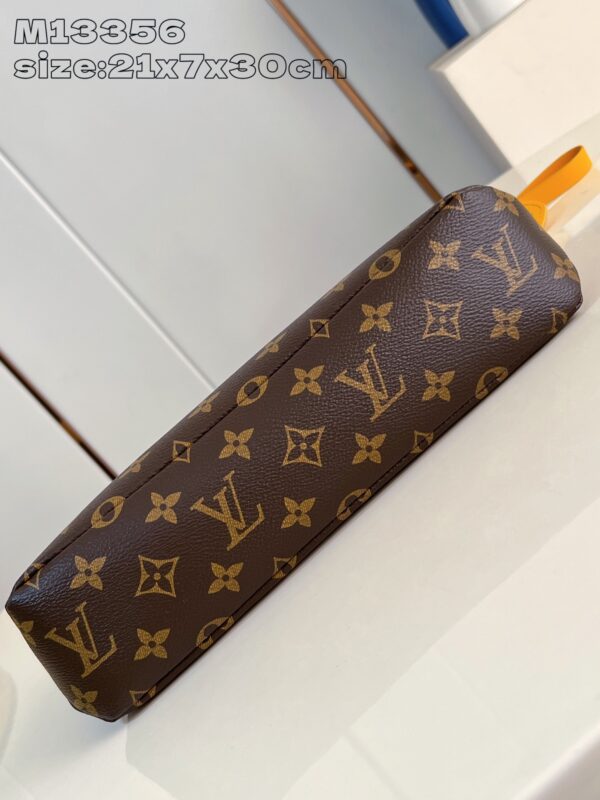 Louis Vuitton	Pochette Voyage Souple