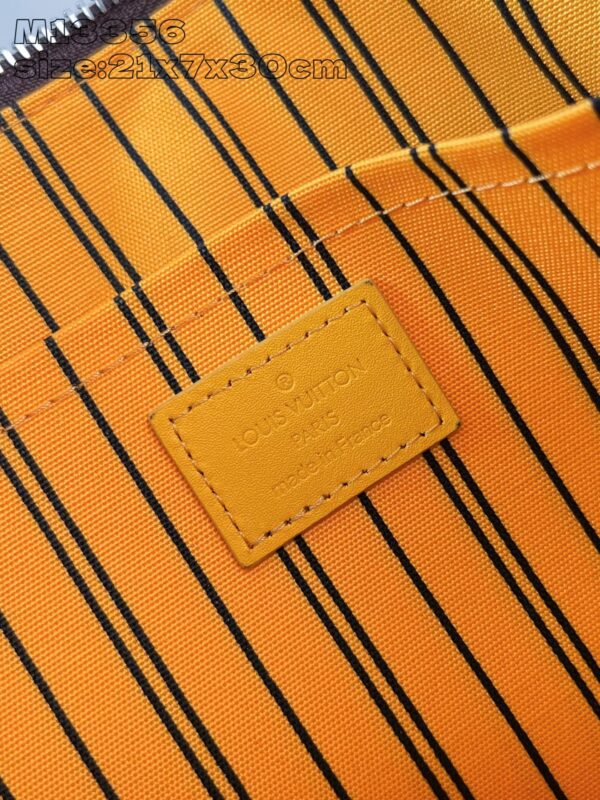 Louis Vuitton	Pochette Voyage Souple