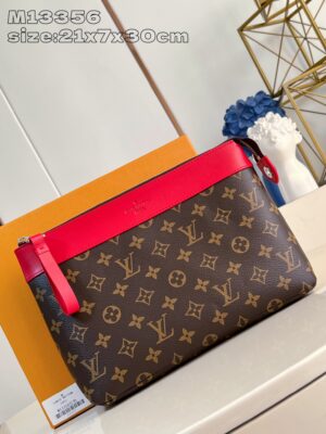 Louis Vuitton	Pochette Voyage Souple