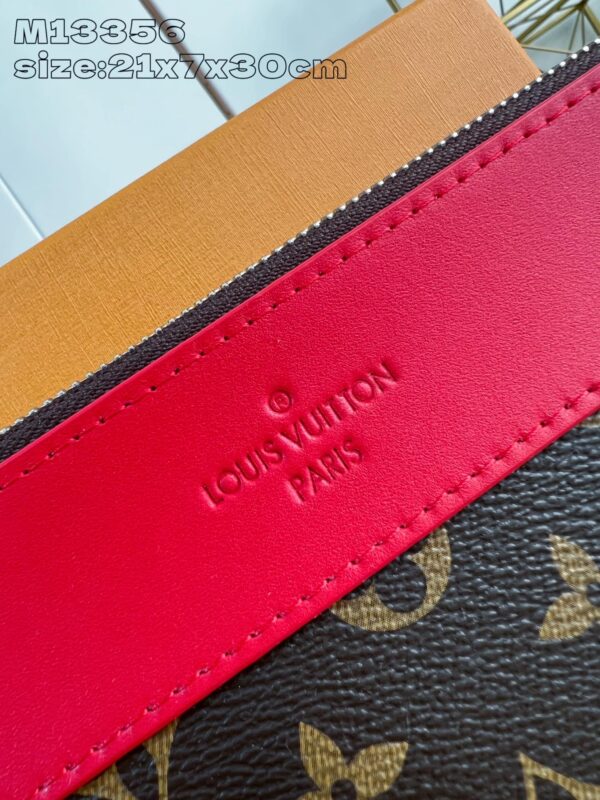 Louis Vuitton	Pochette Voyage Souple