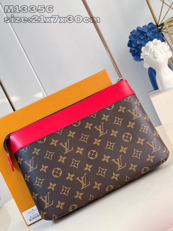 Louis Vuitton	Pochette Voyage Souple