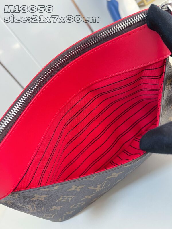 Louis Vuitton	Pochette Voyage Souple