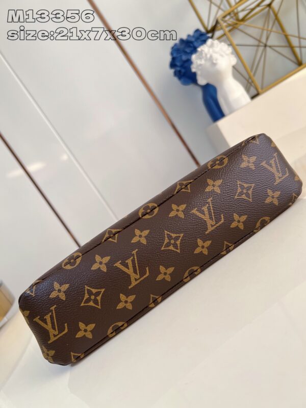 Louis Vuitton	Pochette Voyage Souple